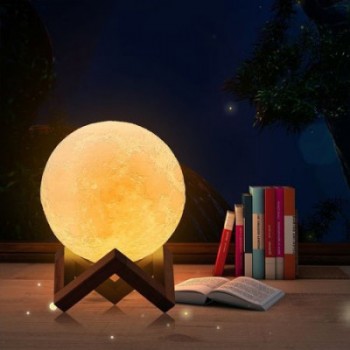 Lampa luna 3D, 15 cm, multicolora, reincarcabila, suport lemn Lampa luna 3D, 15 cm, multicolora, reincarcabila, suport lemn