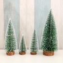 Mini brad decorativ realizat din plastic pentru Craciun cu suport lemn,20 cm - Brazi -wowreduceri.ro Mini brad decorativ realizat din plastic pentru Craciun cu suport lemn,20 cm ( Brazi )