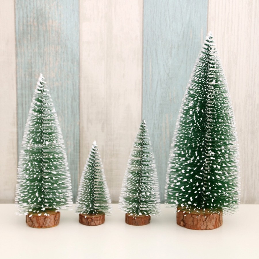 Mini brad decorativ realizat din plastic pentru Craciun cu suport lemn,20 cm - Brazi -wowreduceri.ro Mini brad decorativ realizat din plastic pentru Craciun cu suport lemn,20 cm ( Brazi )
